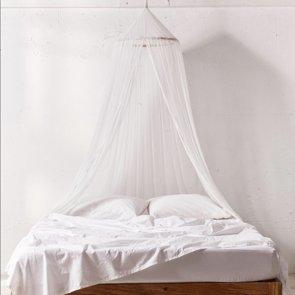 NWT Urban Outfitters: Mesh Bed Canopy (white)